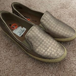 Clark’s flat closed toe slip-ons